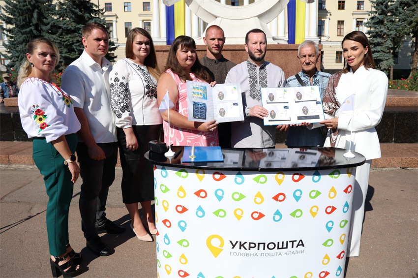 «Ми чекаємо!»: на Хмельниччині погасили поштові марки на підтримку військовополонених і зниклих безвісти