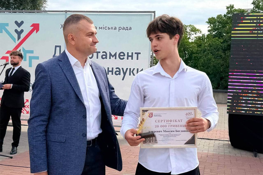 У Хмельницькому випускникам за 200 балів НМТ вручили премії: хто отримав 20 тисяч гривень