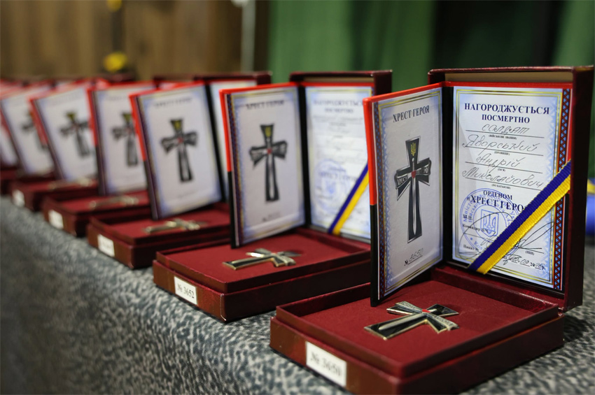 Родинам полеглих військовослужбовців із Хмельниччини вручили посмертні відзнаки «Хрест Героя»