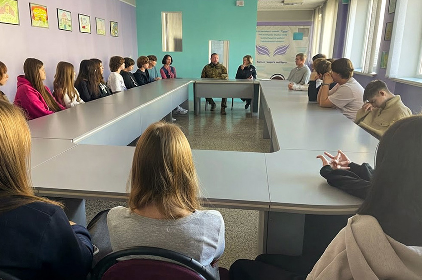 Сила – це продовжувати жити: нетішинський нацгвардієць розповів школярам про власний бойовий шлях