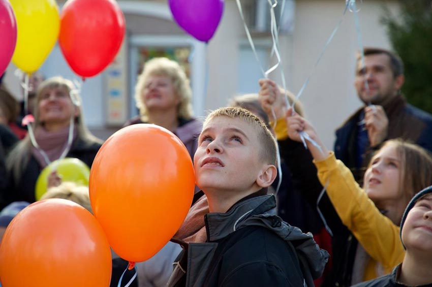 Подолян запрошують спільно помолитися за дітей-сиріт