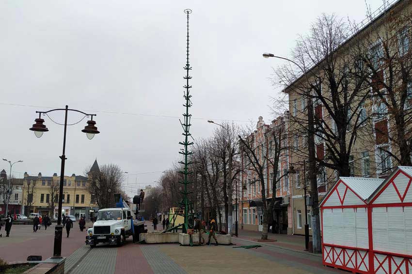 В Хмельницькому вже встановлюють новорічну ялинку