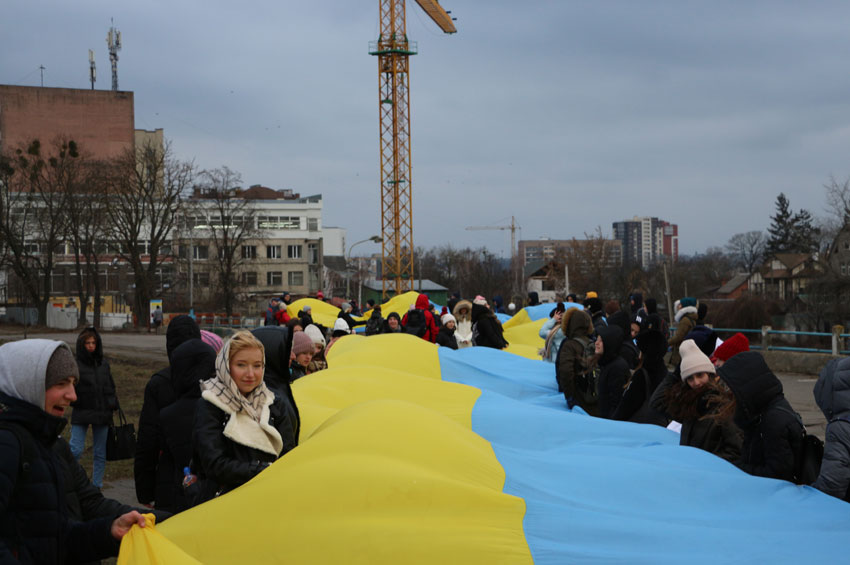 Молодь Хмельницького відзначила День Соборності України, створивши "живий ланцюг" (ФОТО) 